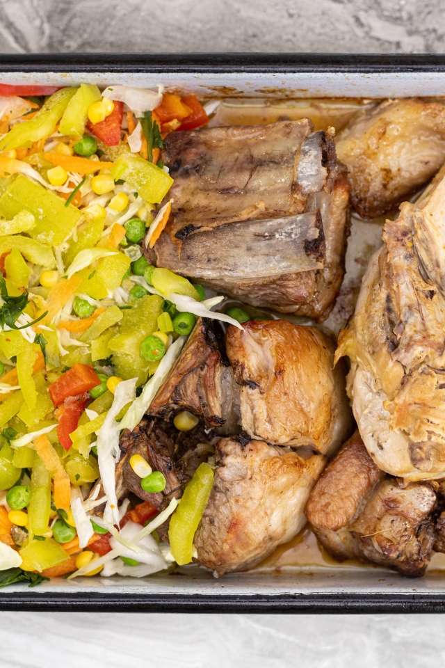 Запеченная курица с овощами в противне