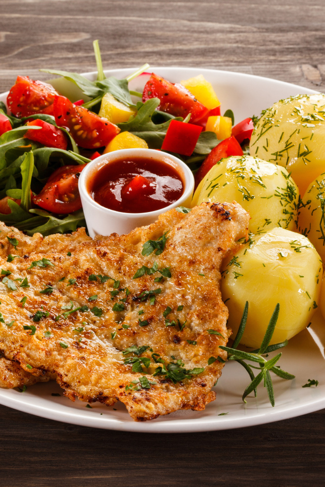 Куриная отбивная с салатом из овощей и вареным картофелем 