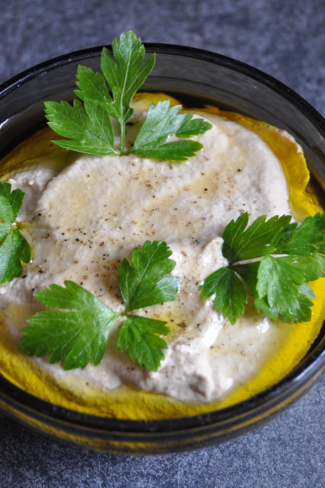 Печеночный паштет в тарелке с зеленью петрушки 