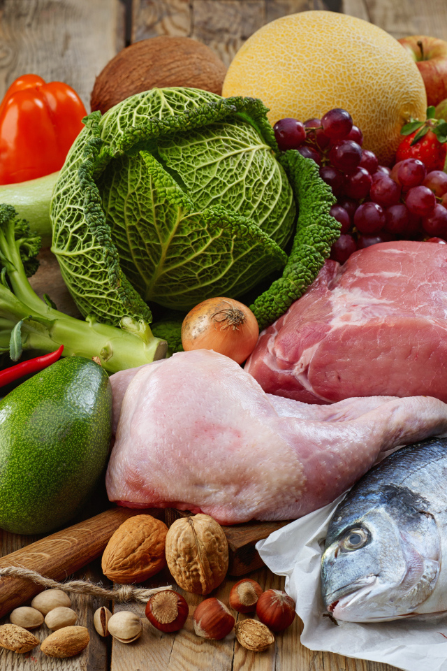 Мясо с рыбой на столе с овощами и фруктами 