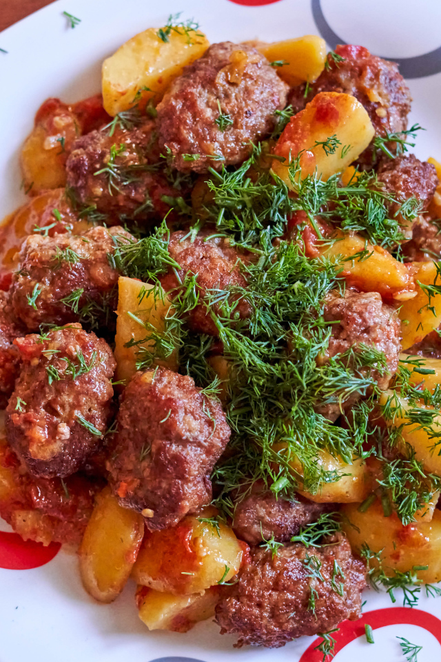 Фрикадельки с картофелем и укропом на белой тарелке