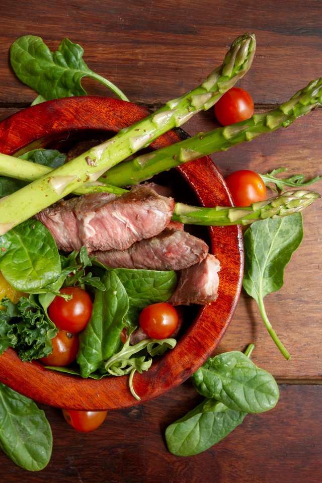 Свиные ребрышки с помидорами и спаржей 