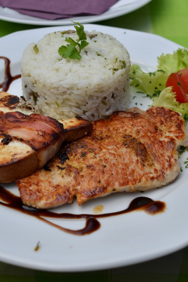 Рис на тарелке с кусками мяса