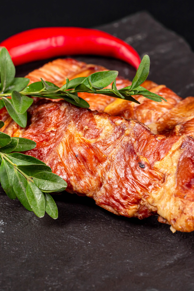 Копченые свиные ребрышки с зелеными листьями