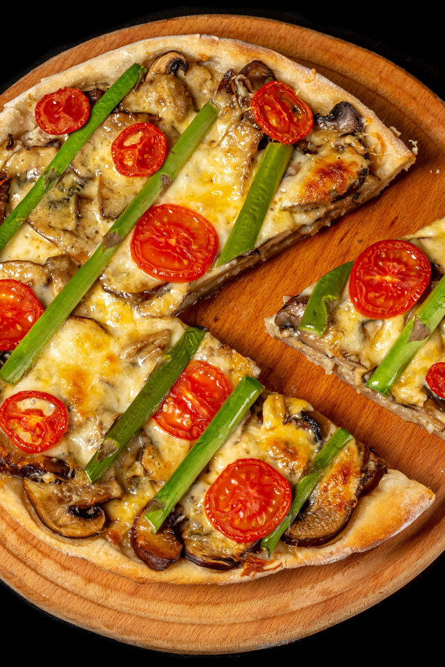 Вкусная вегетарианская пицца с помидорами и шампиньонами на черном фоне