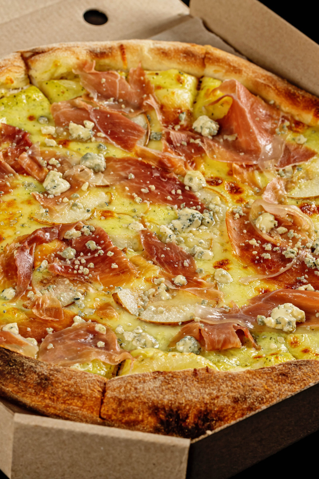 Коробка с пиццей на черном фоне