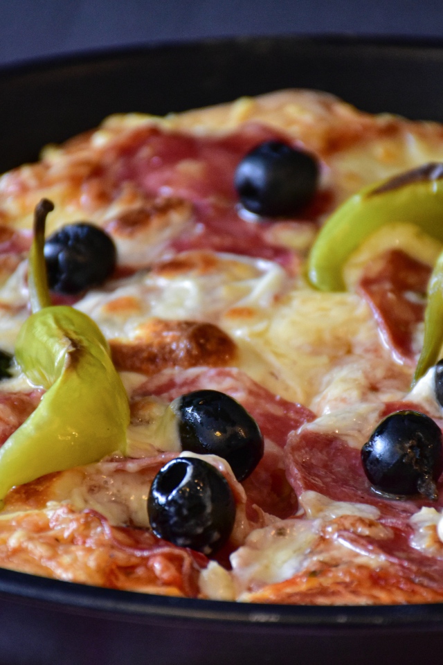 Пицца с оливками и перцем на сковороде 
