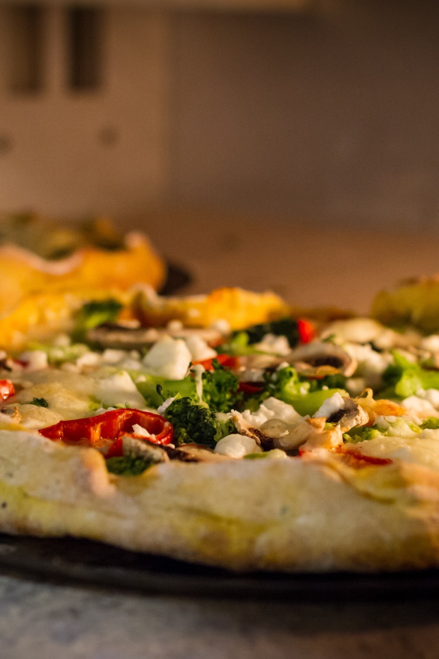 Две пиццы выпекаются в печи