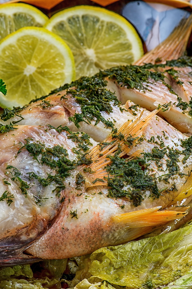 Запеченный карп с лимоном и листьями салата 