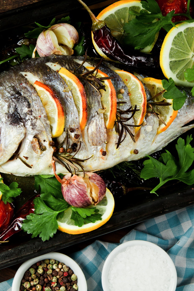 Запеченный карась с помидорами и лимоном