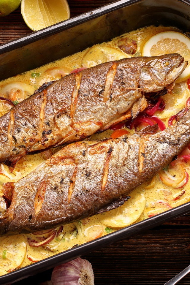 Запеченная рыба с подложкой из картофеля и лимона 