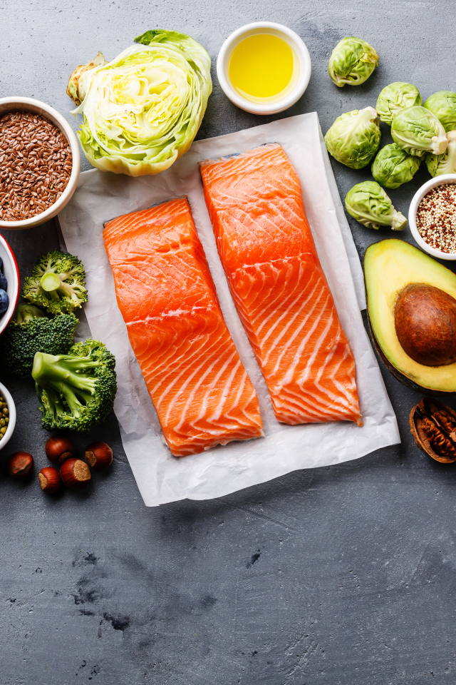 Приготовление красной рыбы на столе 