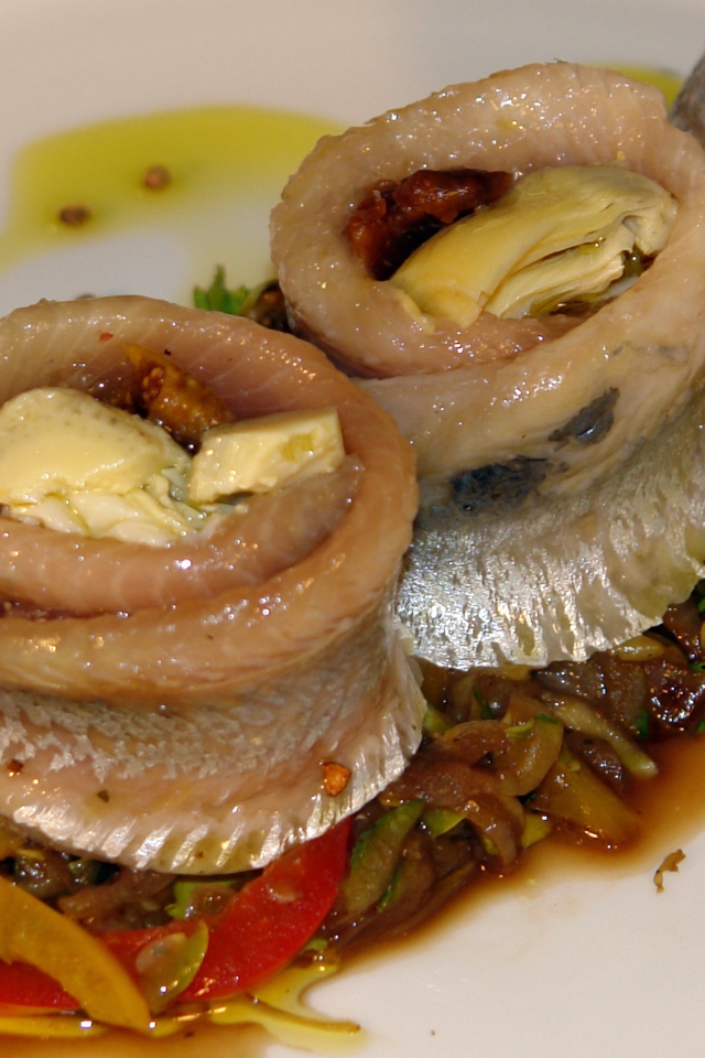 Рулетики из сельди с овощами