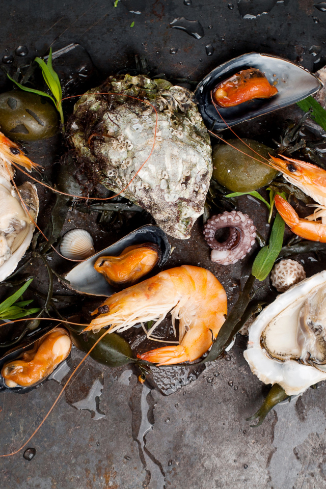 Мидии и креветки на черном столе 