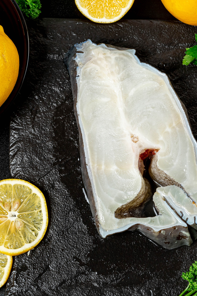 Кусок рыбы с лимоном и петрушкой 