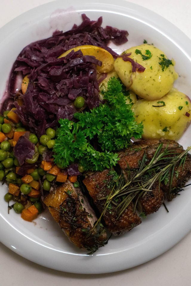 Картофель на тарелке с рыбой и салатом