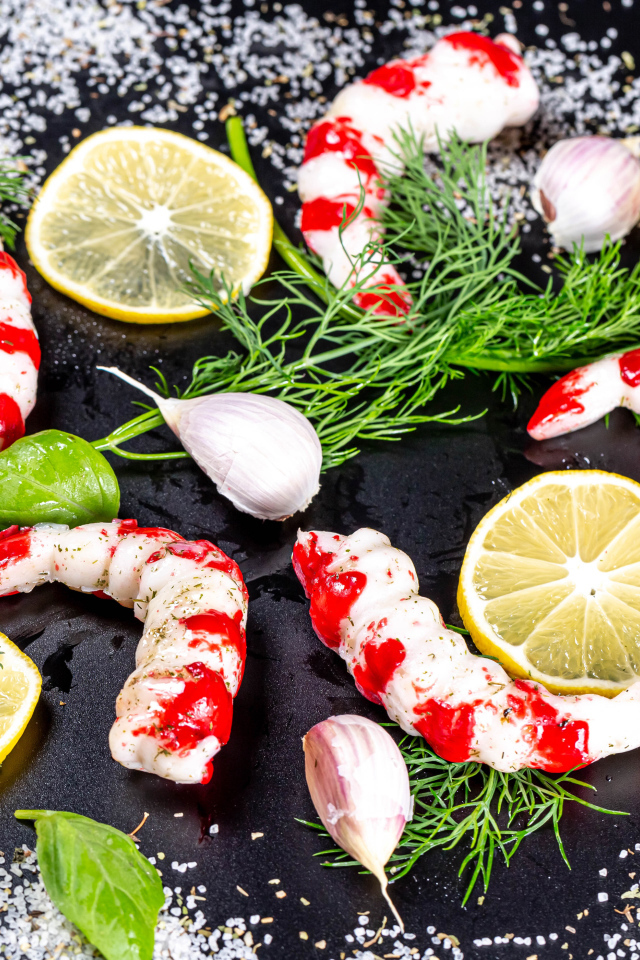 Креветки на столе с укропом и лимоном