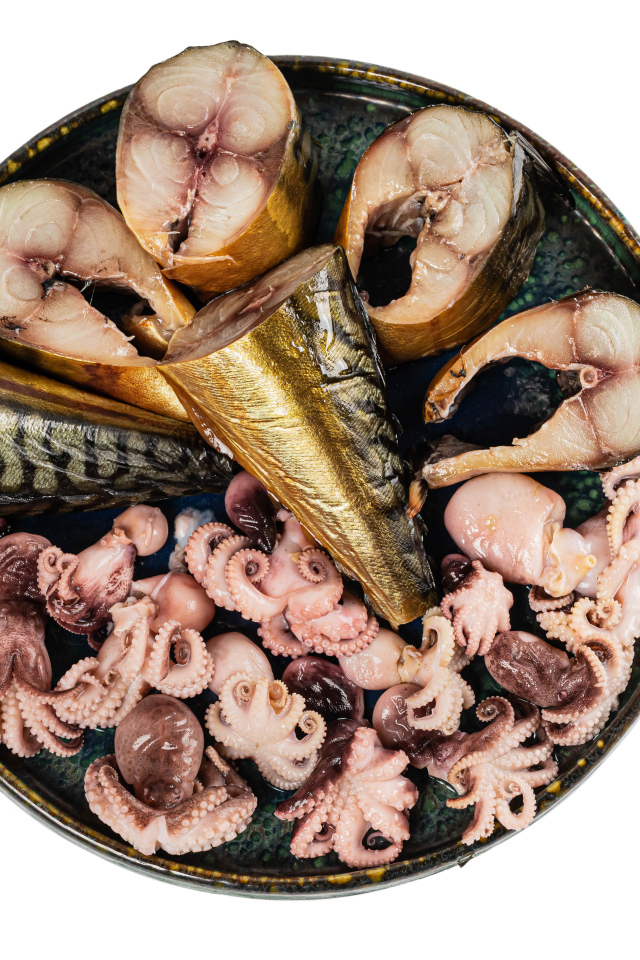 Копченая скумбрия на тарелке с кальмарами