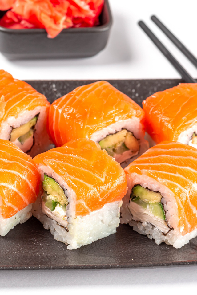 Суши Филадельфия с палочками на столе 