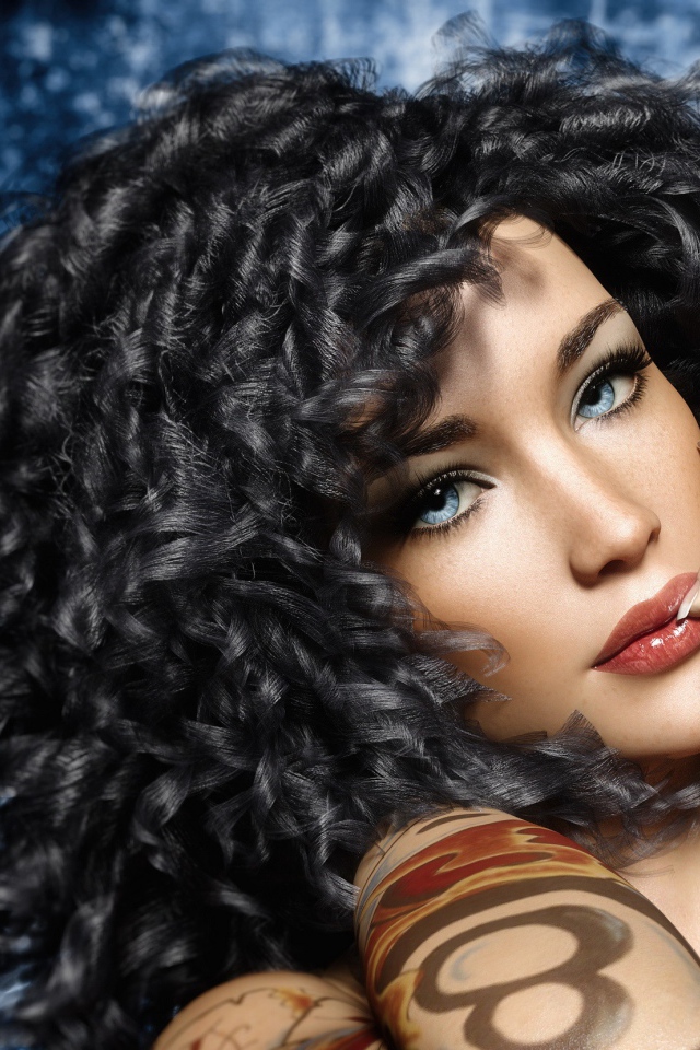 Красивая голубоглазая 3Д девушка с черными волосами