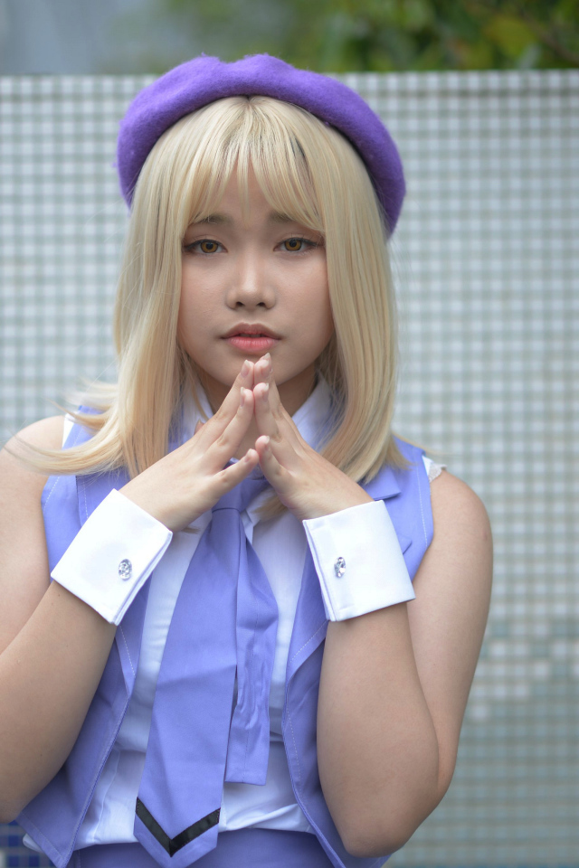 Девушка азиатка в сиреневом берете 