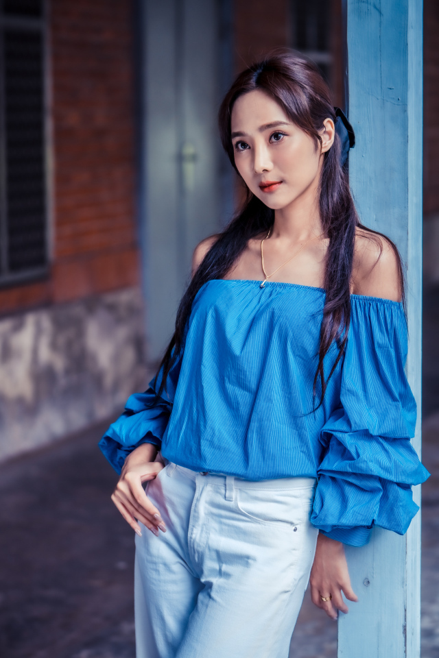 Девушка азиатка в синей блузке 