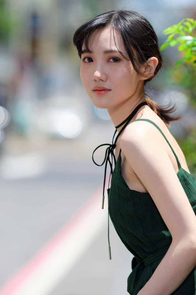 Девушка азиатка в зеленом платье 