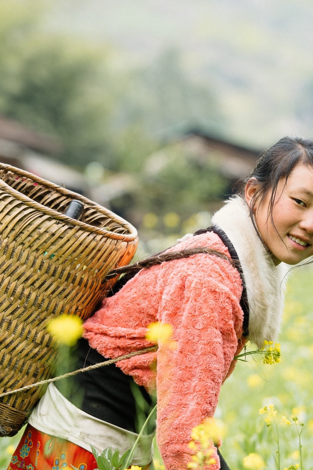 Девушка азиатка с корзиной на поле 