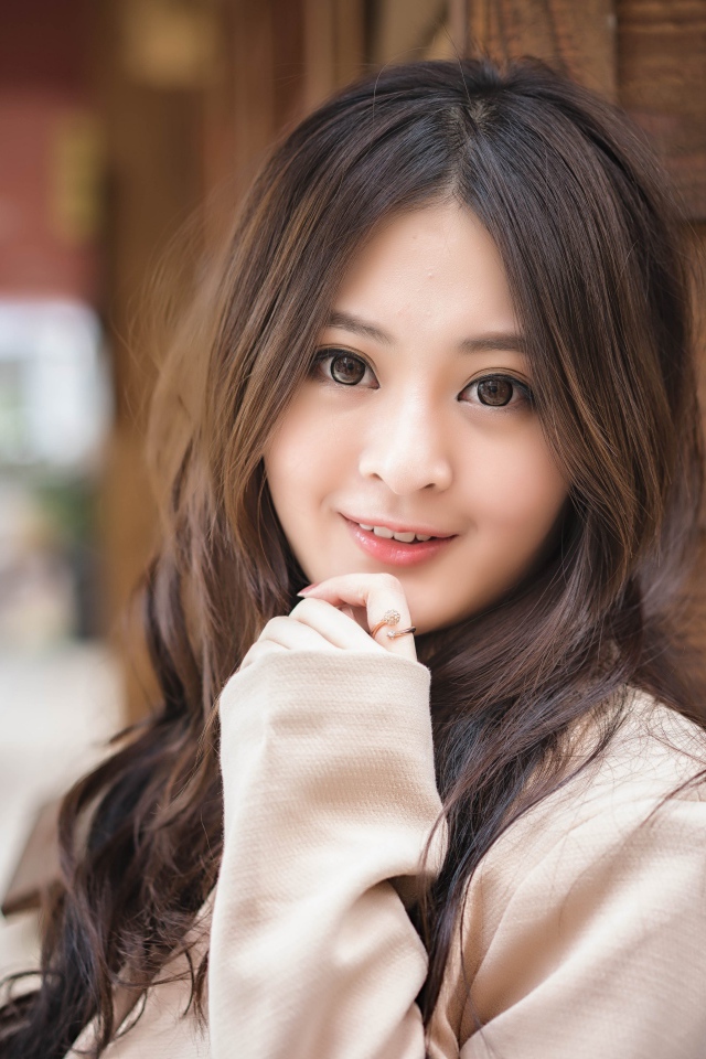 Девушка азиатка с большими карими глазами 