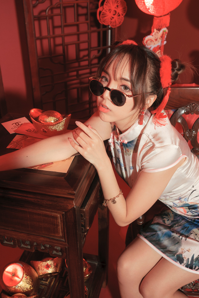 Девушка азиатка в очках сидит в кафе