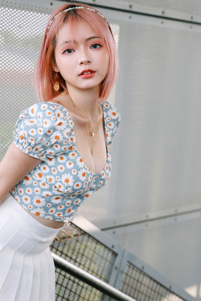 Девушка азиатка с короткой стрижкой