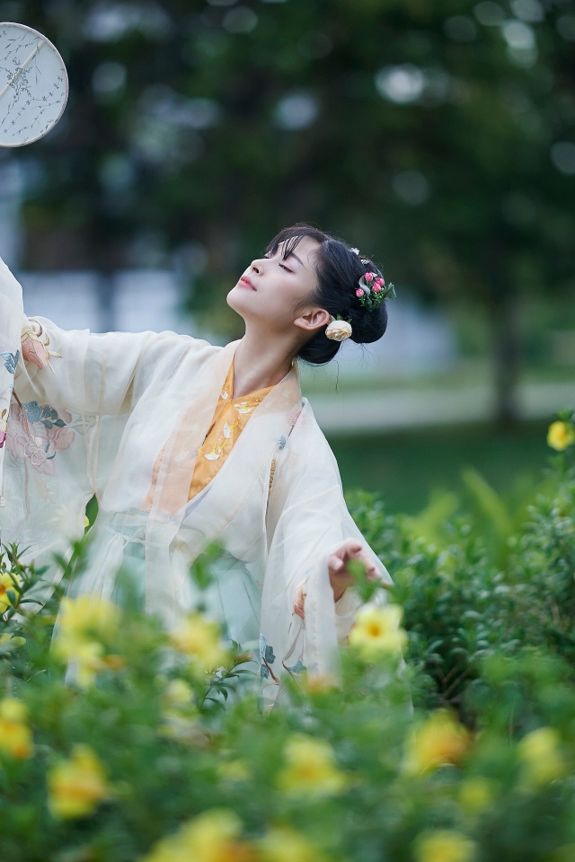 Красивая девушка азиатка в наряде с веером