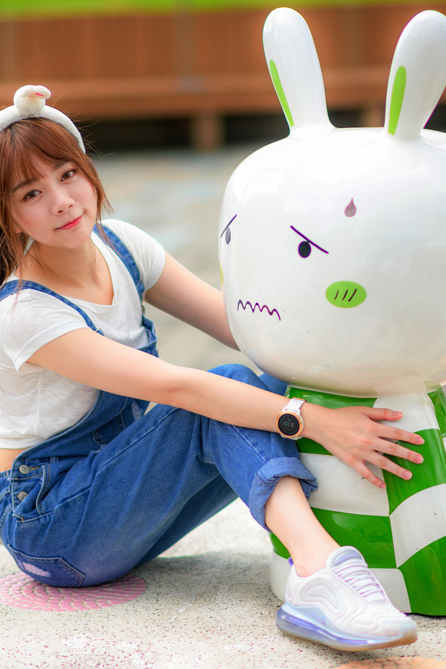 Красивая девушка азиатка с зайцем