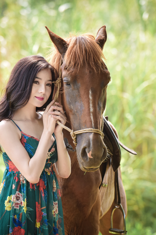 Красивая девушка азиатка с конем