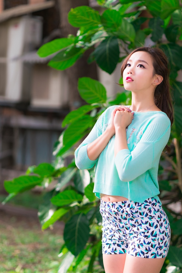 Красивая азиатка сложила руки на груди