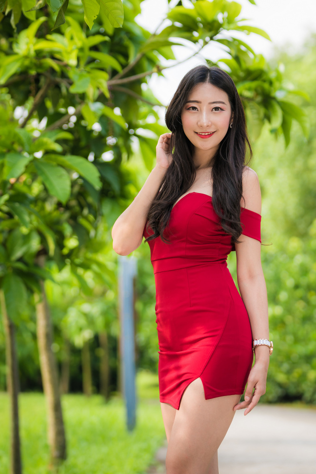 Красивая азиатка в красном коротком платье 