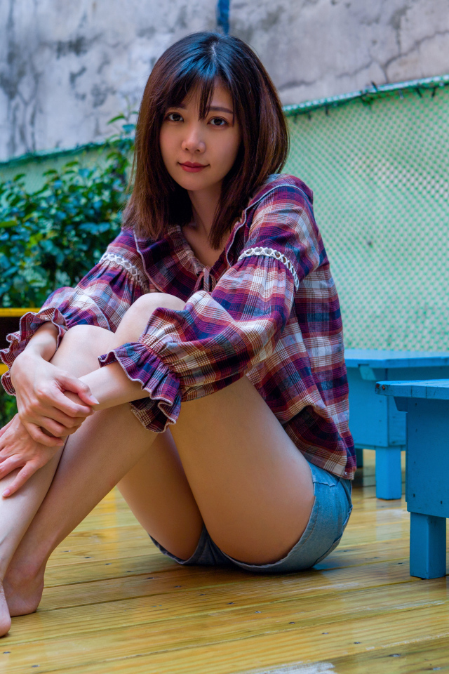 Красивая девушка азиатка в рубашке на полу 