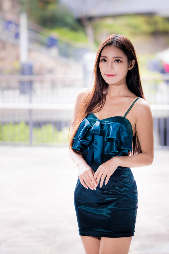 Красивая девушка азиатка в коротком черном платье 
