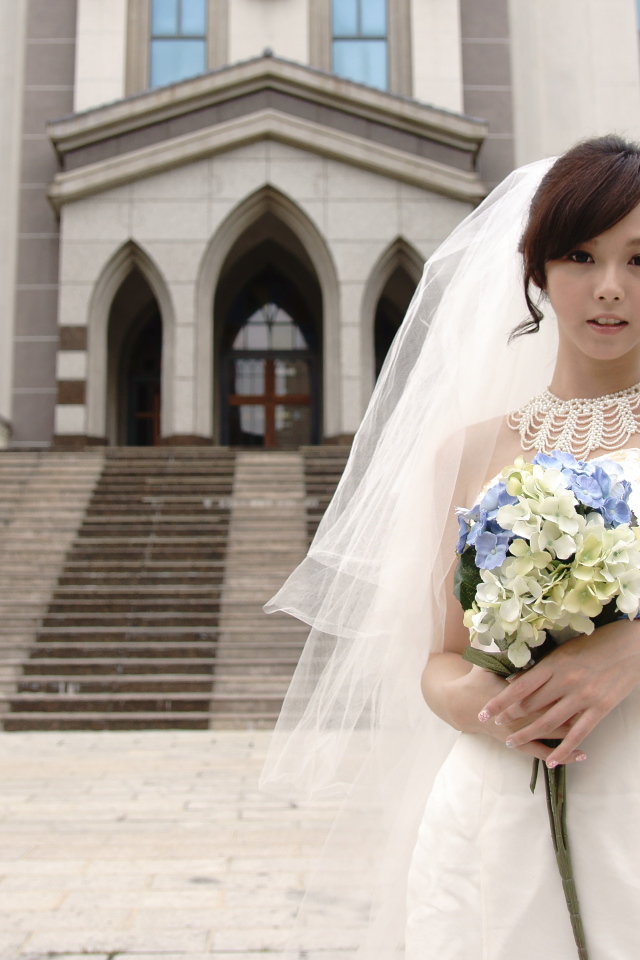 Красивая девушка азиатка в свадебном платье 