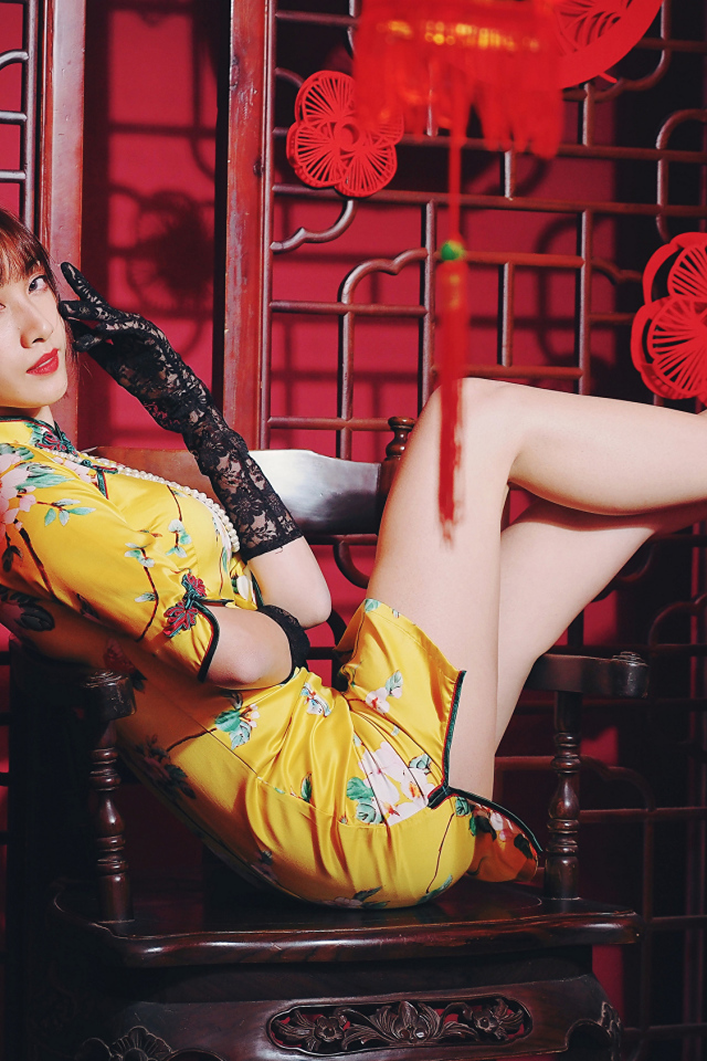 Красивая девушка азиатка в черных перчатках 