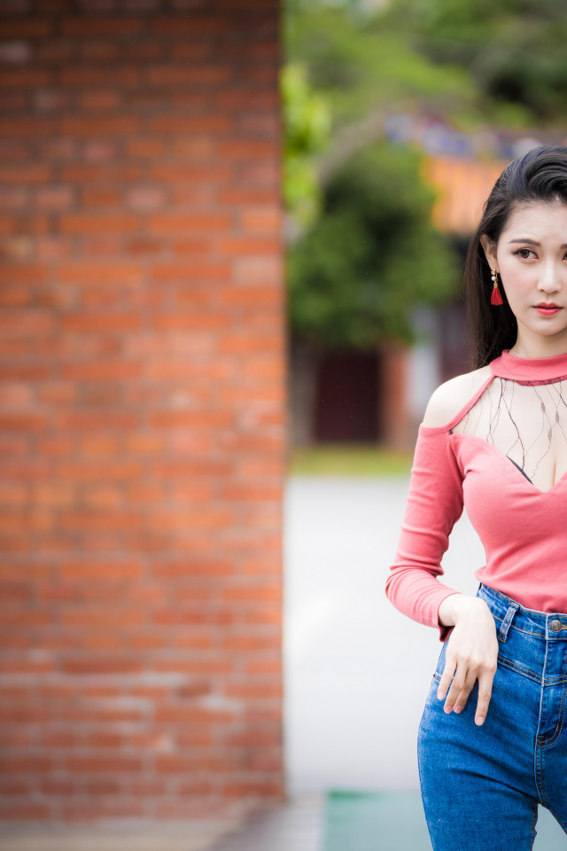 Красивая девушка азиатка в синих джинсах 