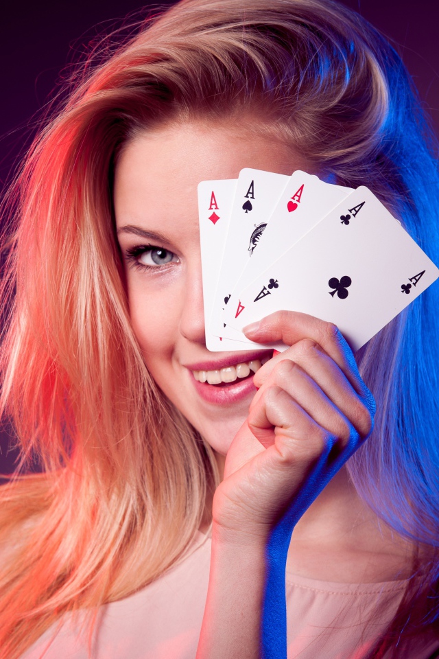 Красивая блондинка закрыла глаз картами