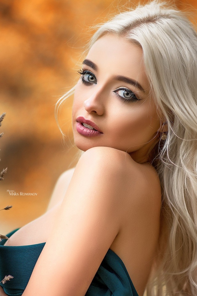 Красивая девушка блондинка с колосьями в руке