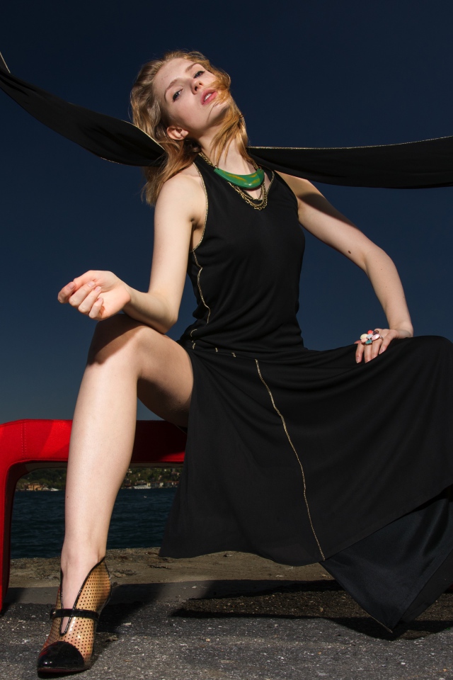 Красивая девушка в черном платье в сумерках