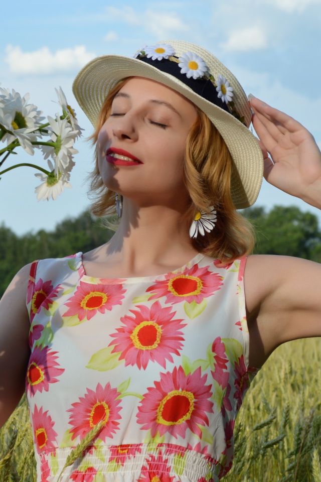 Красивая девушка с букетом ромашек в руке