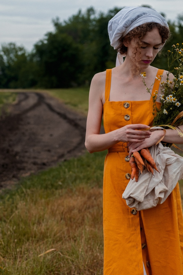 Красивая девушка с букетом полевых ромашек 