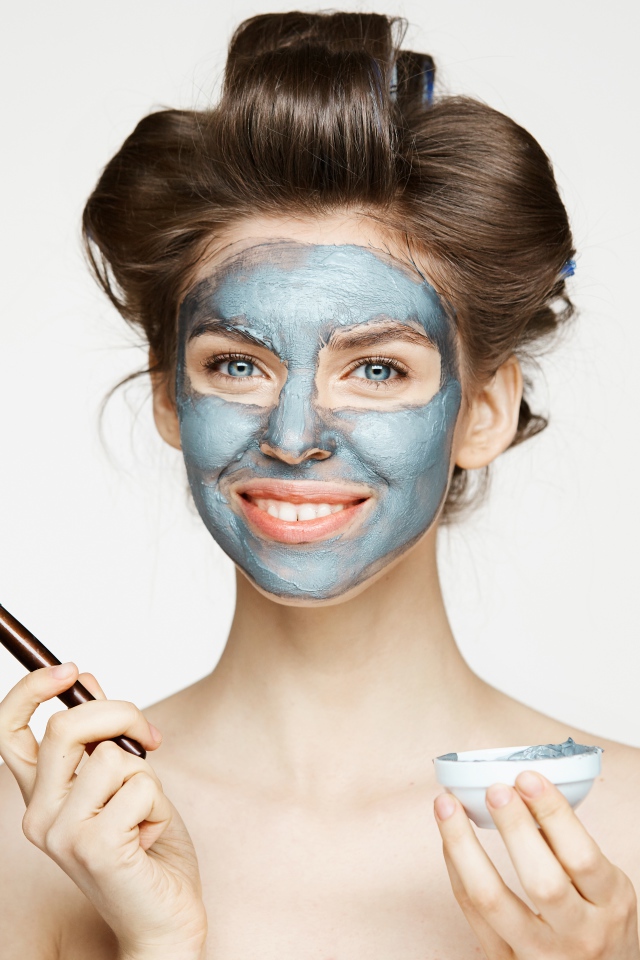 Красивая девушка с косметической маской на лице