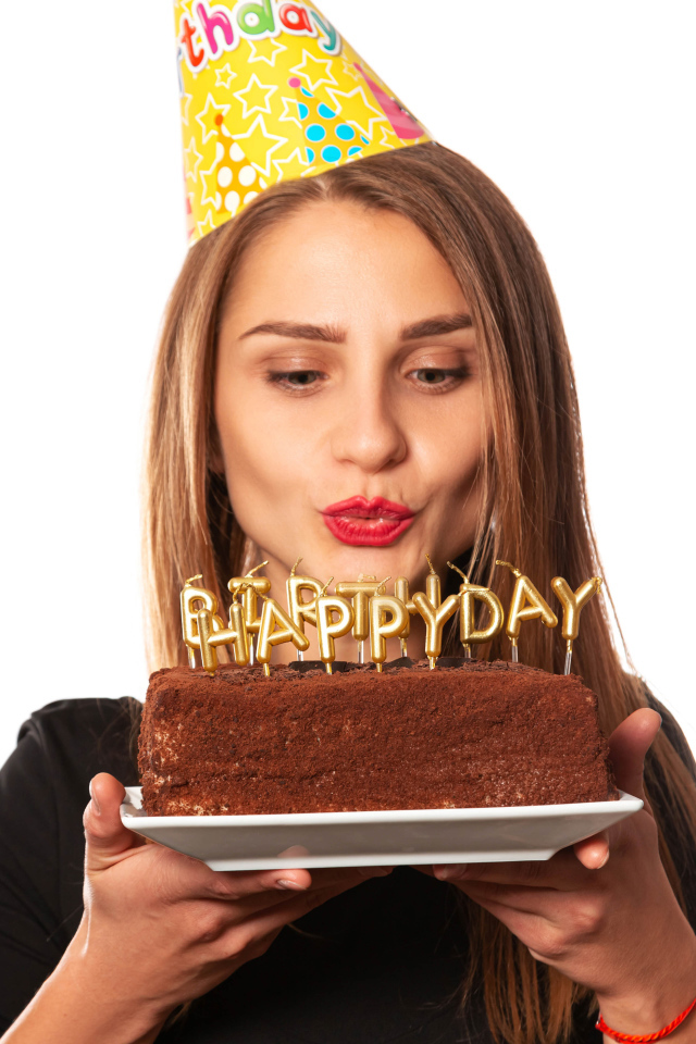 Красивая девушка с тортом на день рождения на белом фоне 