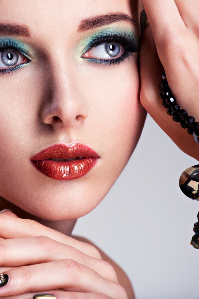 Красивая девушка с ярким макияжем с украшением на руке
