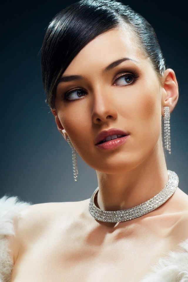 Красивая девушка с дорогими украшениями на черном фоне